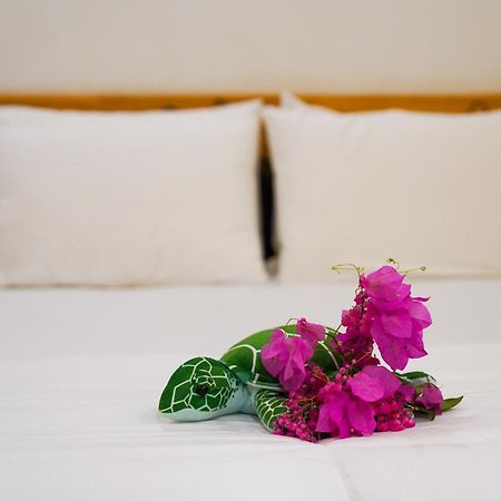 Sun & Surf Hotel Thulusdhoo Exterior photo