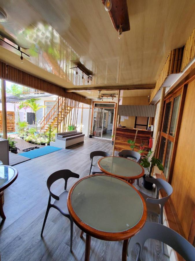 Sun & Surf Hotel Thulusdhoo Exterior photo