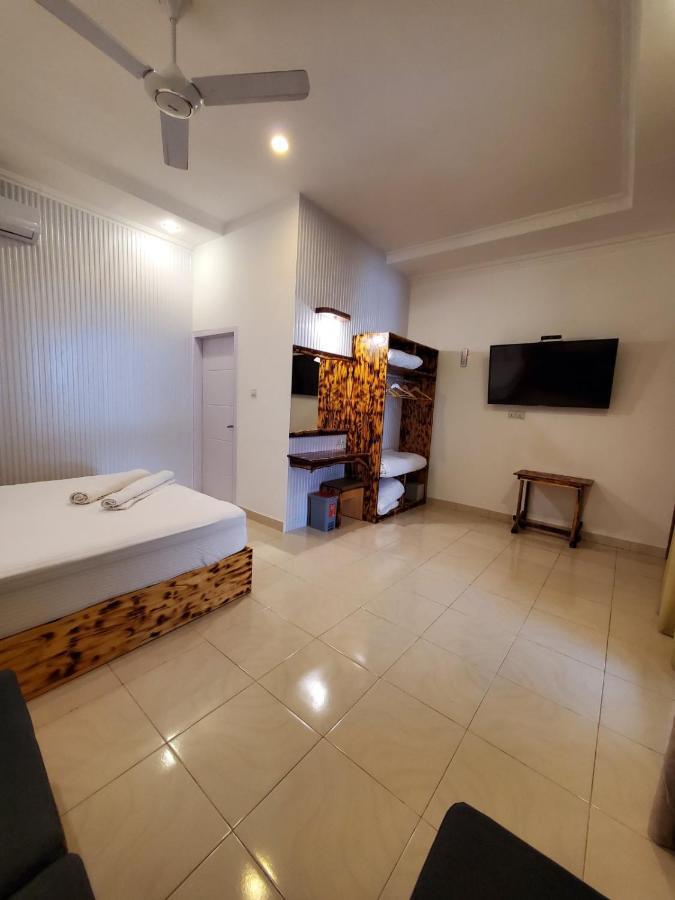 Sun & Surf Hotel Thulusdhoo Exterior photo