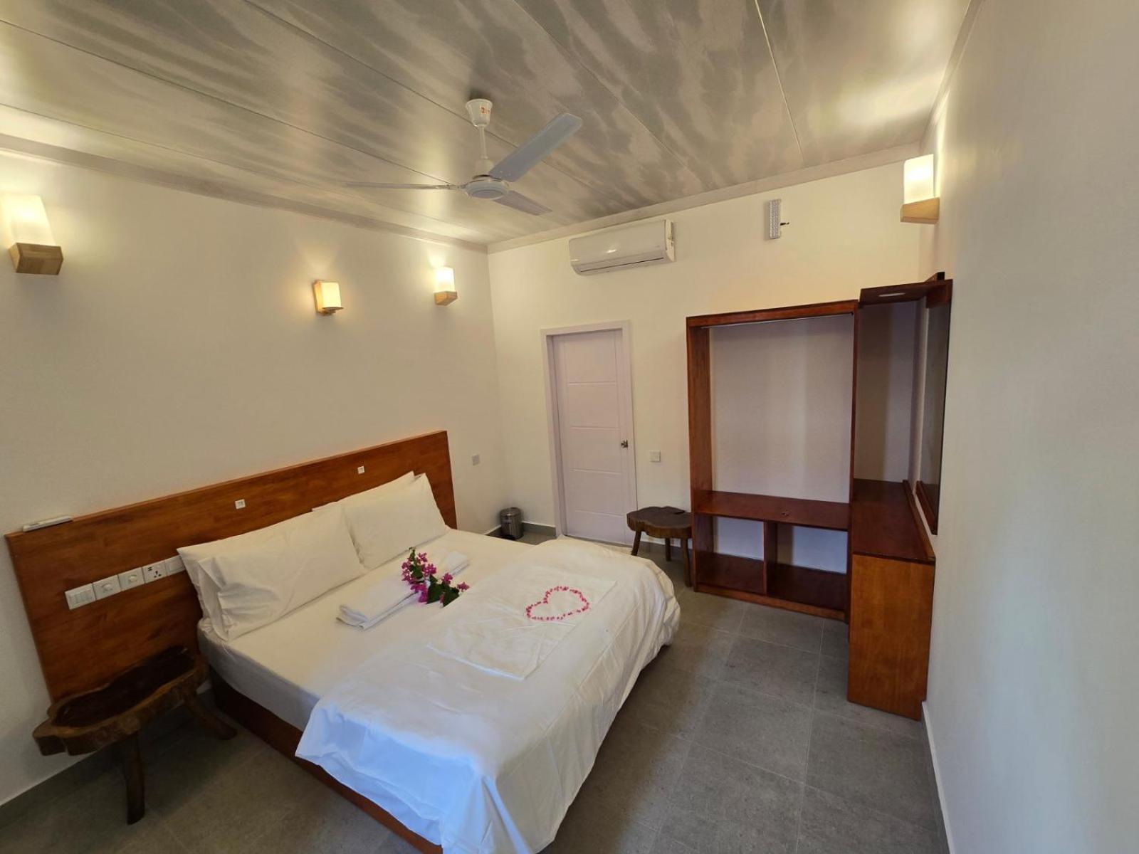 Sun & Surf Hotel Thulusdhoo Exterior photo