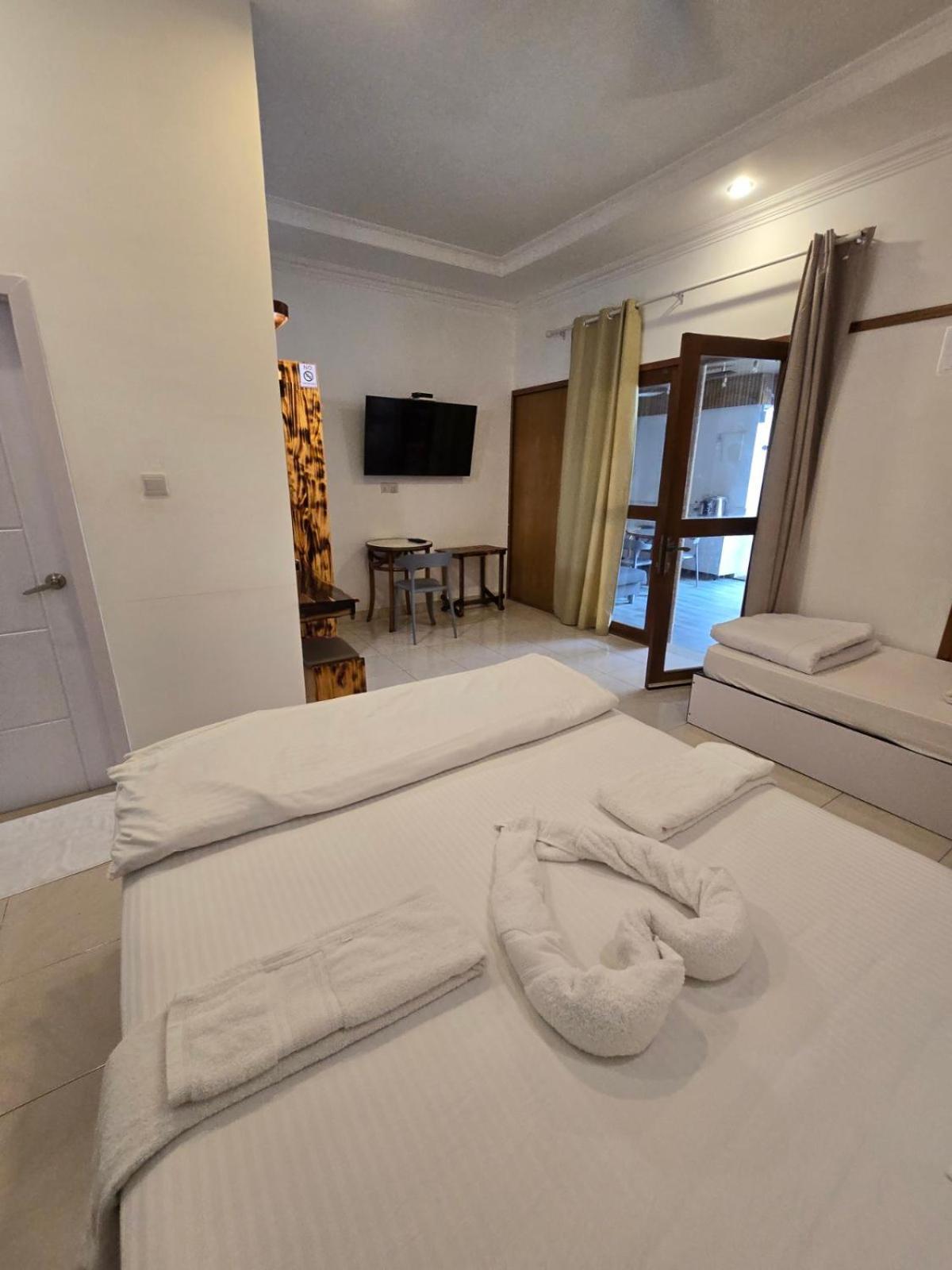 Sun & Surf Hotel Thulusdhoo Exterior photo