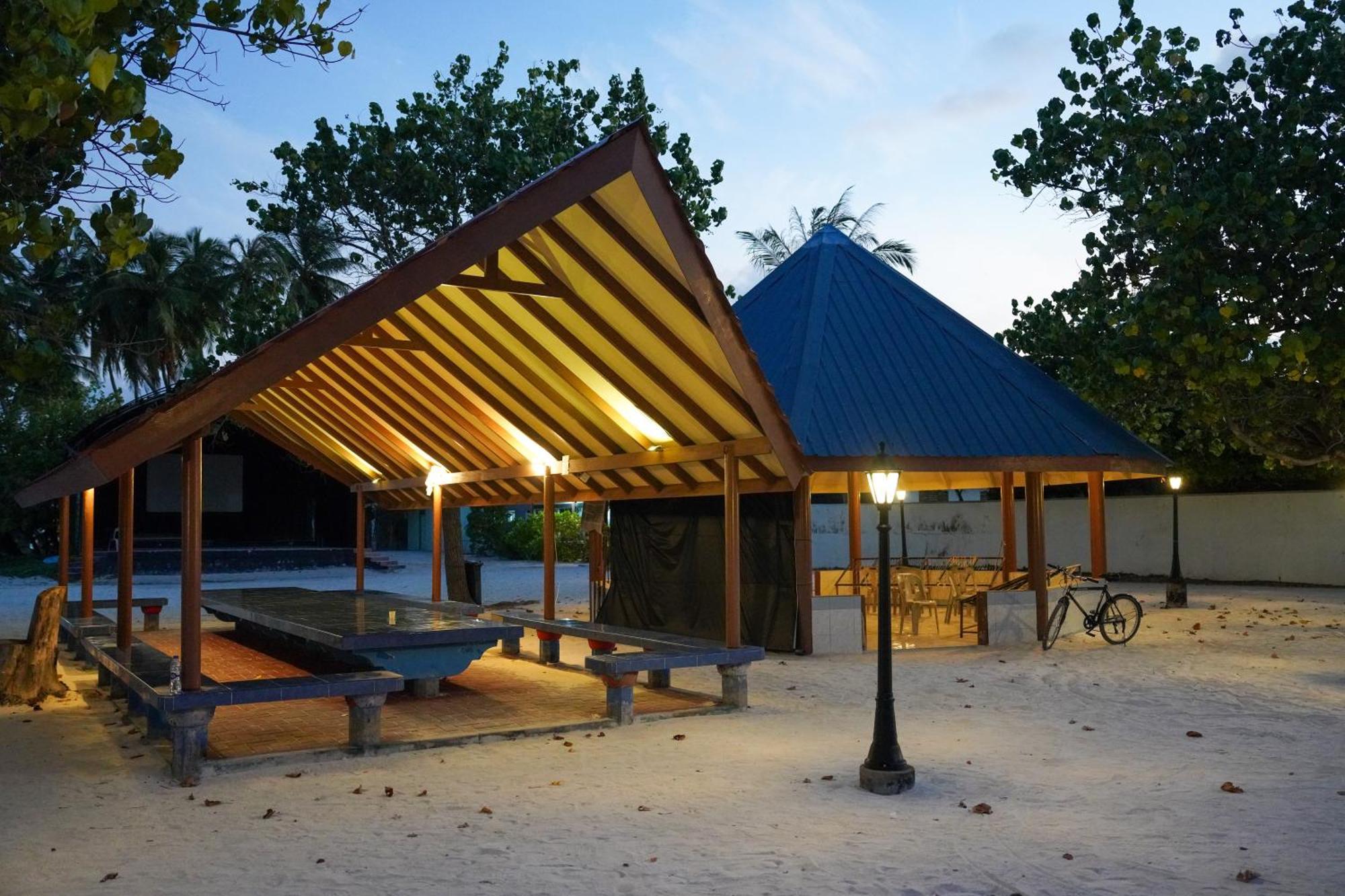 Sun & Surf Hotel Thulusdhoo Exterior photo