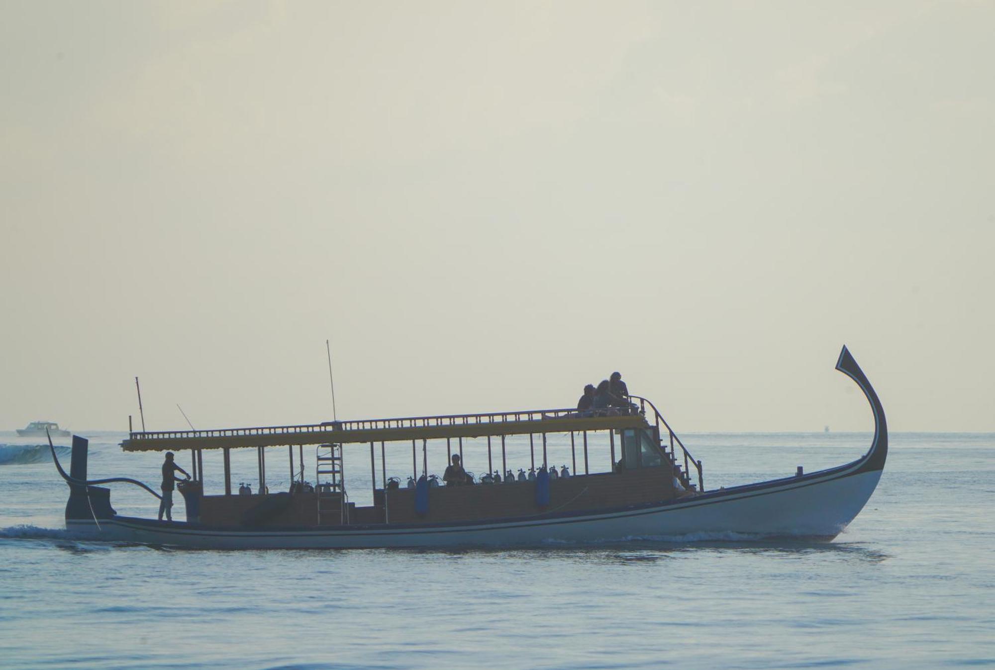 Sun & Surf Hotel Thulusdhoo Exterior photo