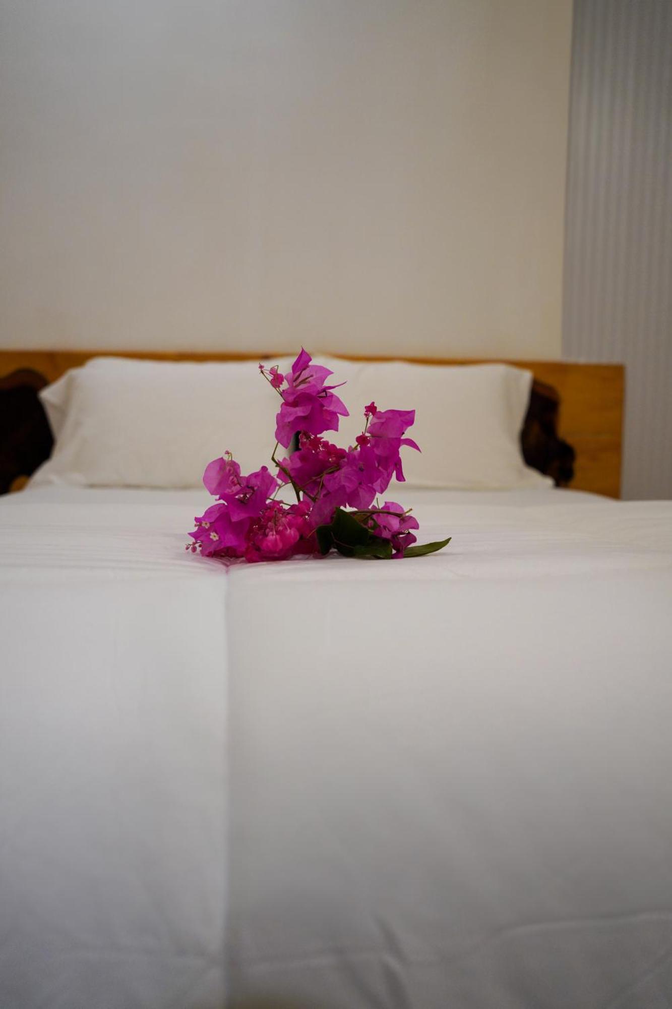 Sun & Surf Hotel Thulusdhoo Exterior photo