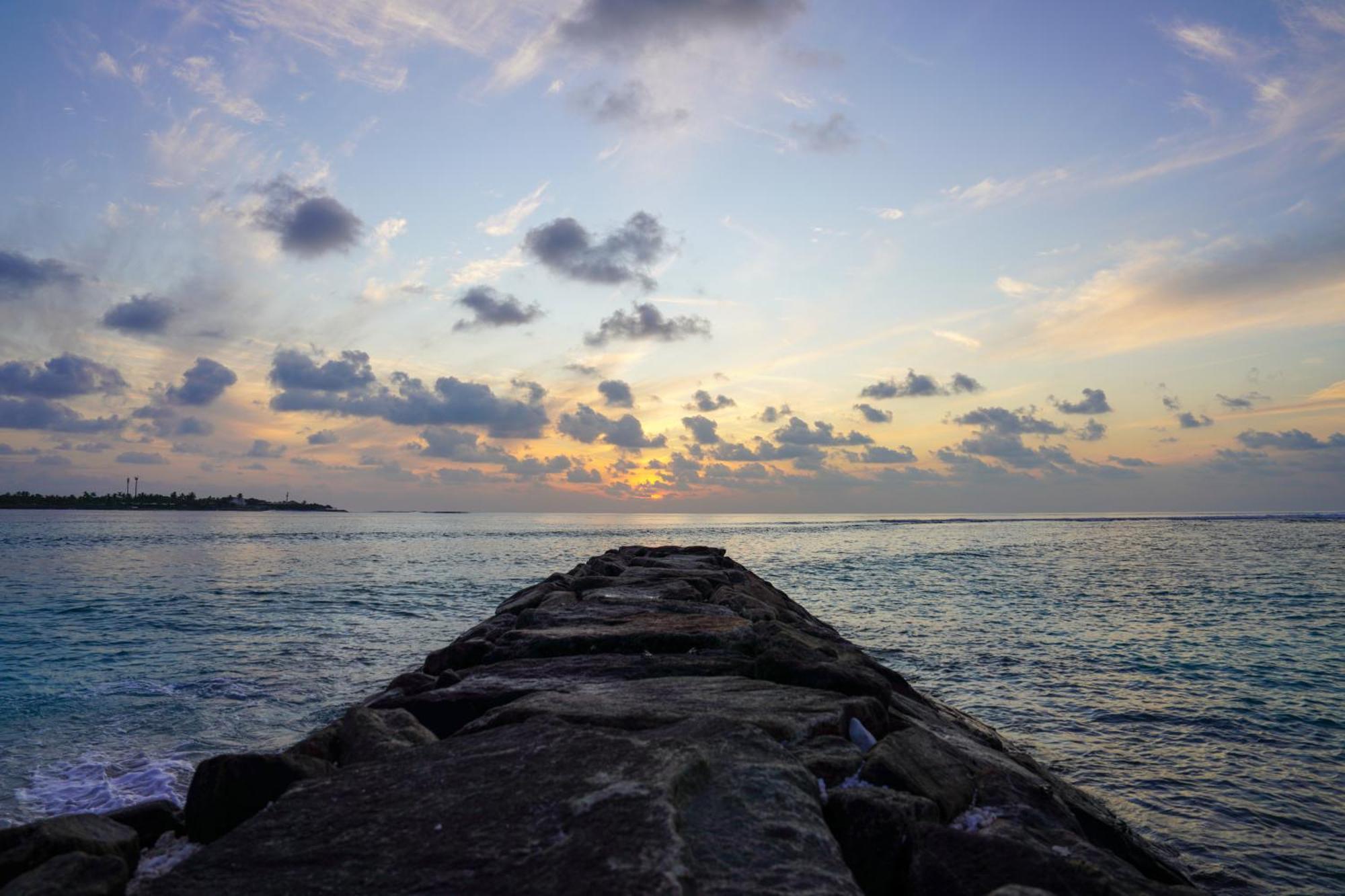 Sun & Surf Hotel Thulusdhoo Exterior photo
