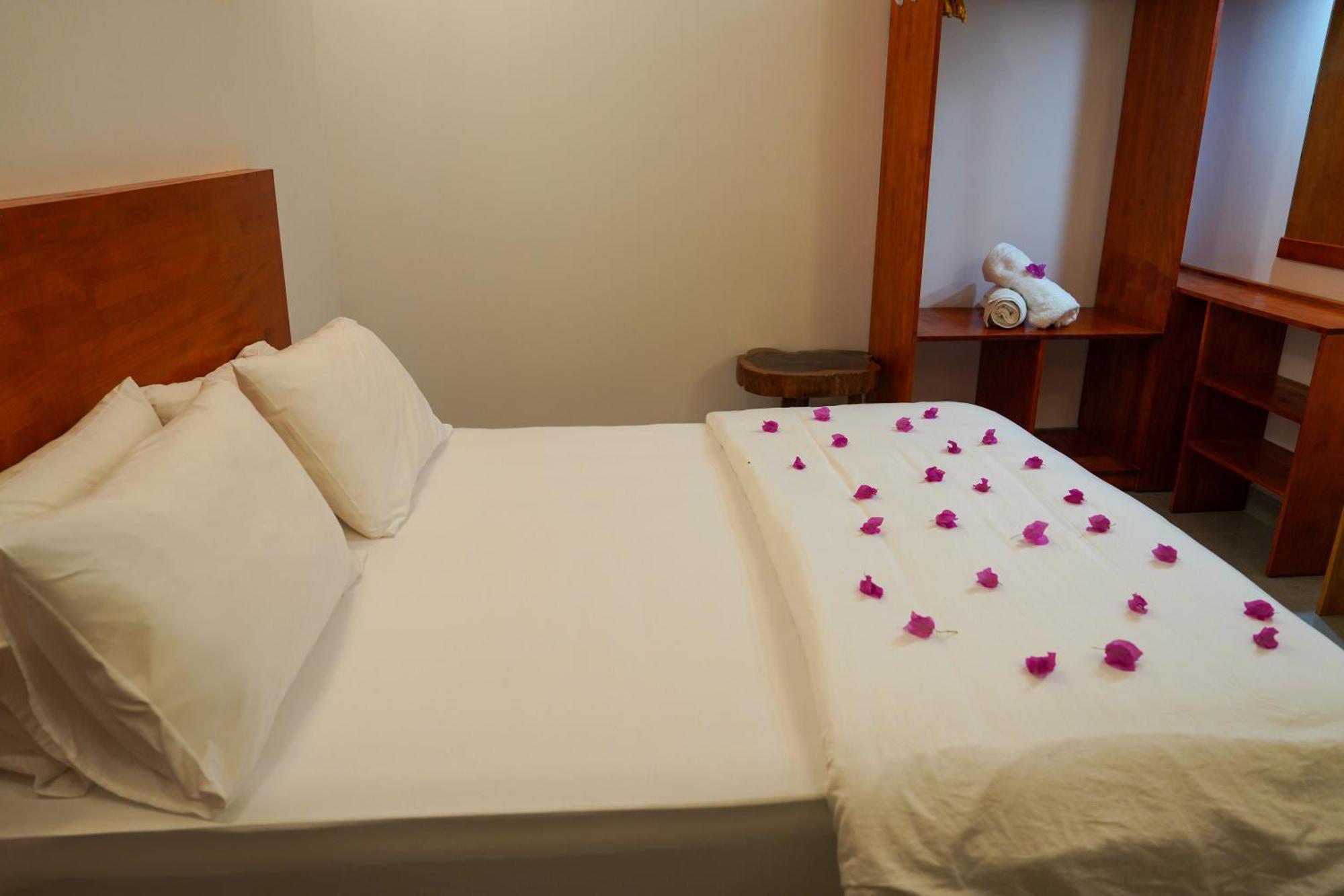 Sun & Surf Hotel Thulusdhoo Exterior photo