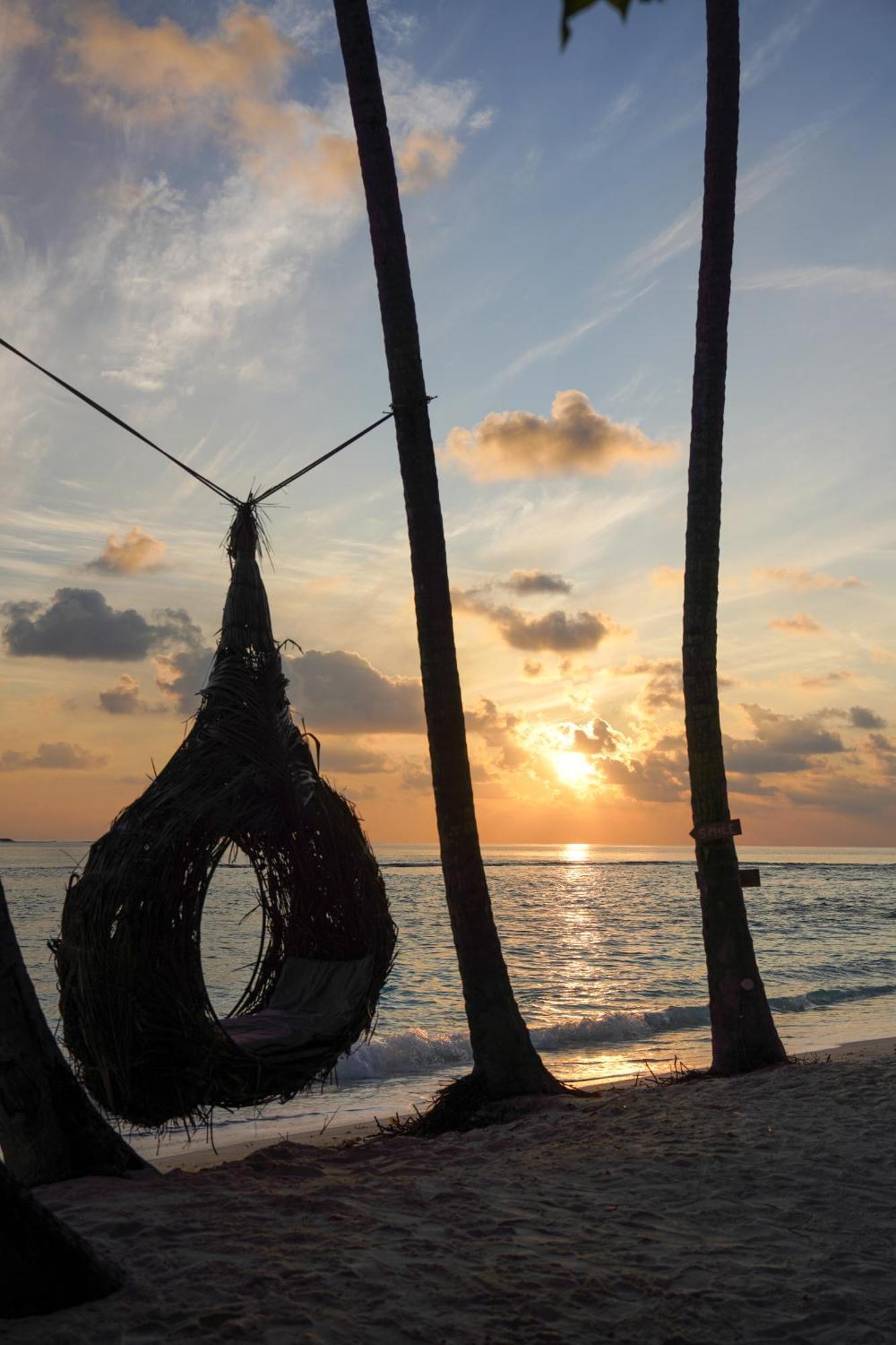 Sun & Surf Hotel Thulusdhoo Exterior photo