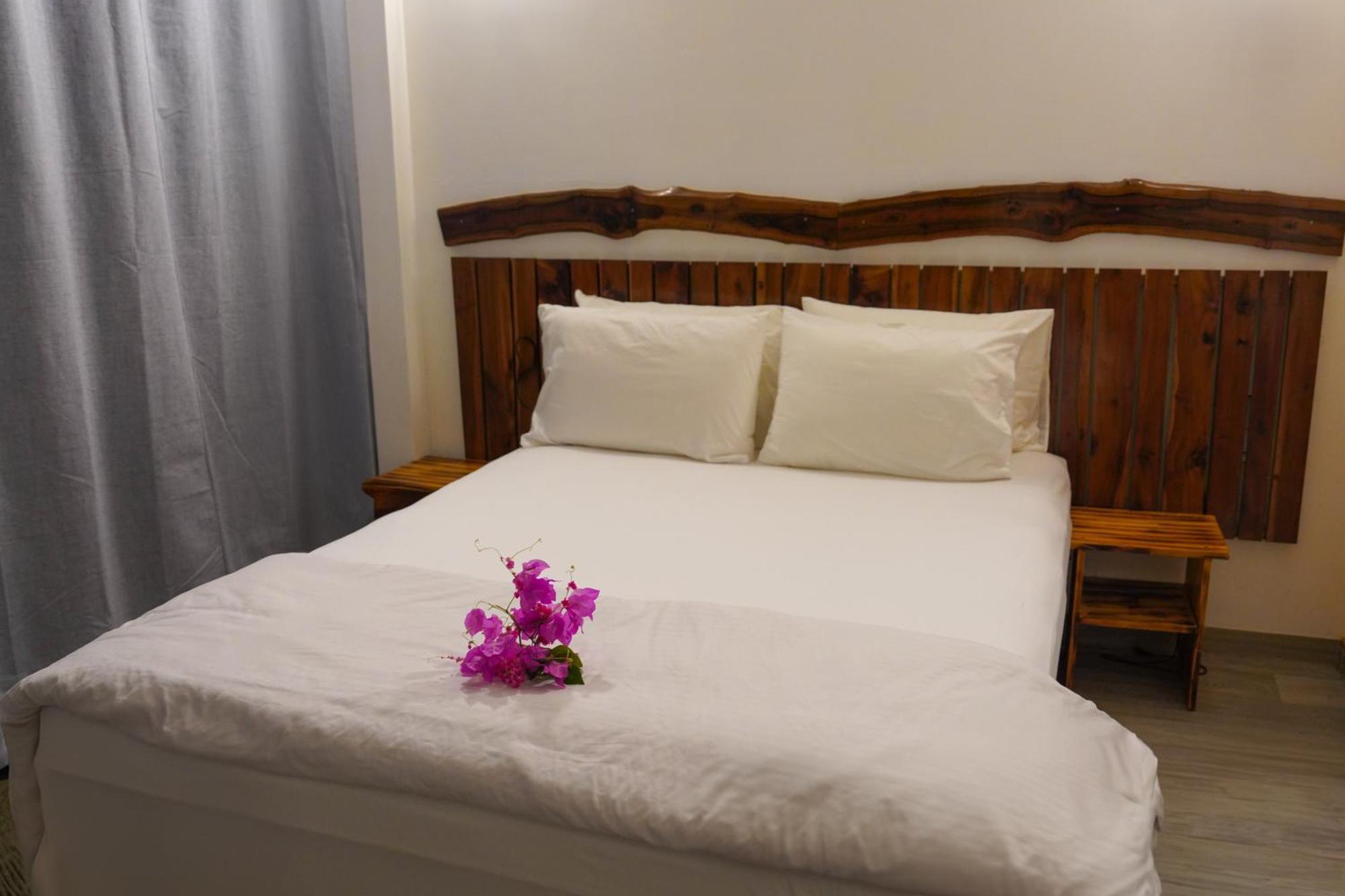 Sun & Surf Hotel Thulusdhoo Exterior photo