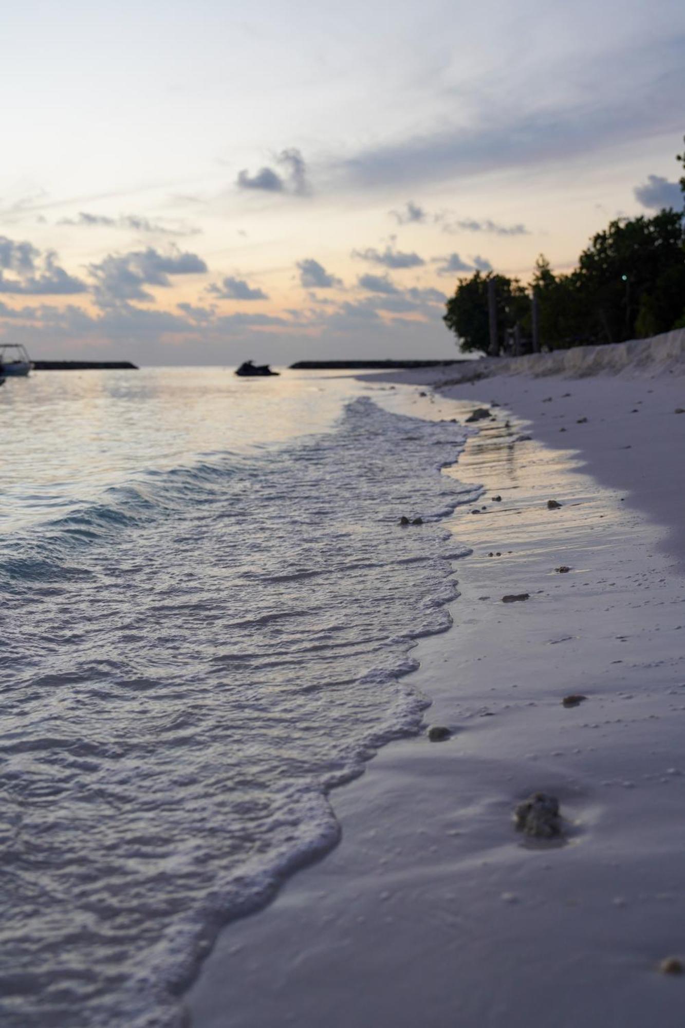 Sun & Surf Hotel Thulusdhoo Exterior photo