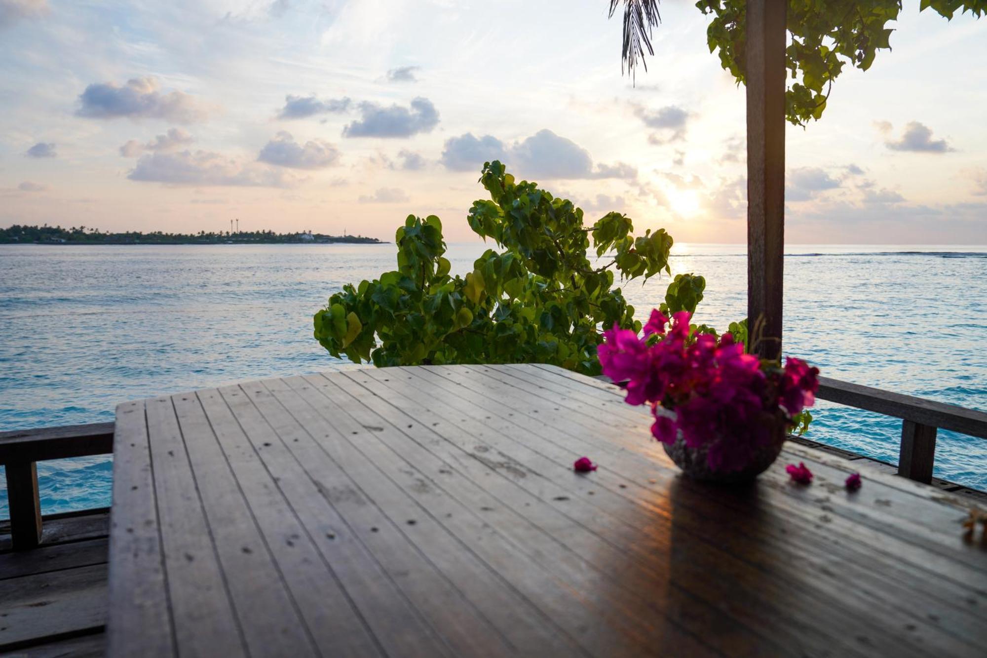 Sun & Surf Hotel Thulusdhoo Exterior photo