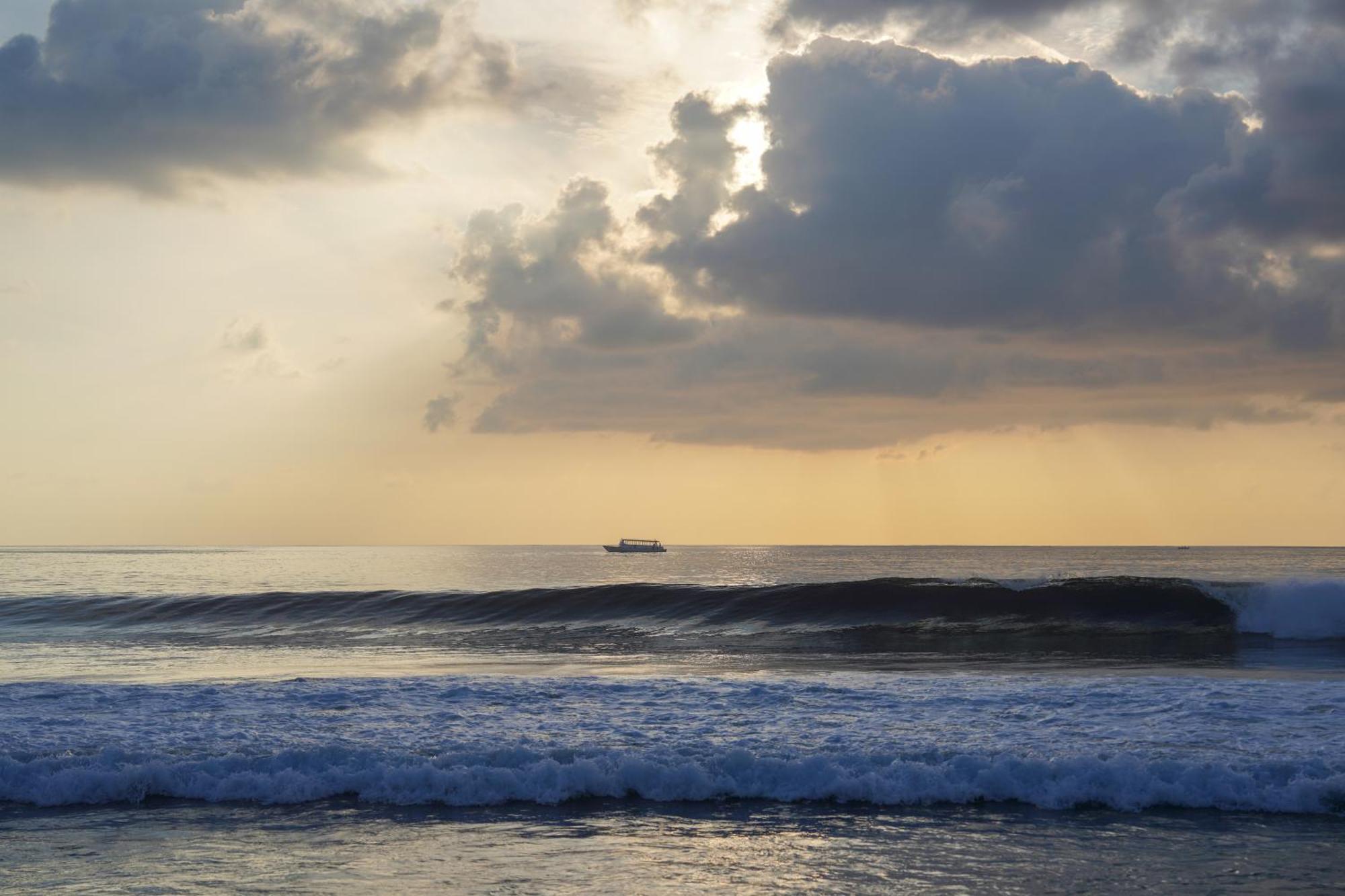 Sun & Surf Hotel Thulusdhoo Exterior photo