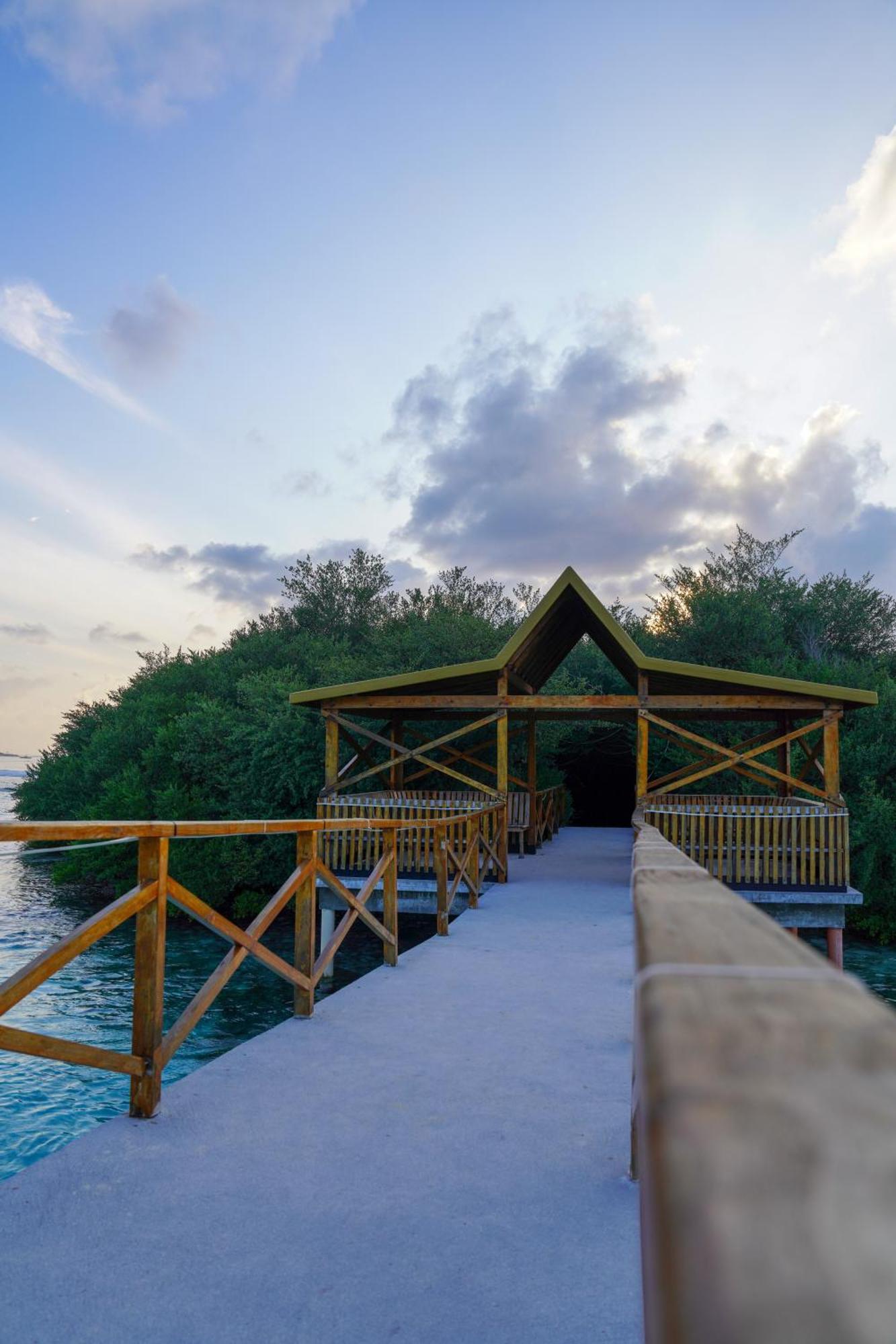 Sun & Surf Hotel Thulusdhoo Exterior photo