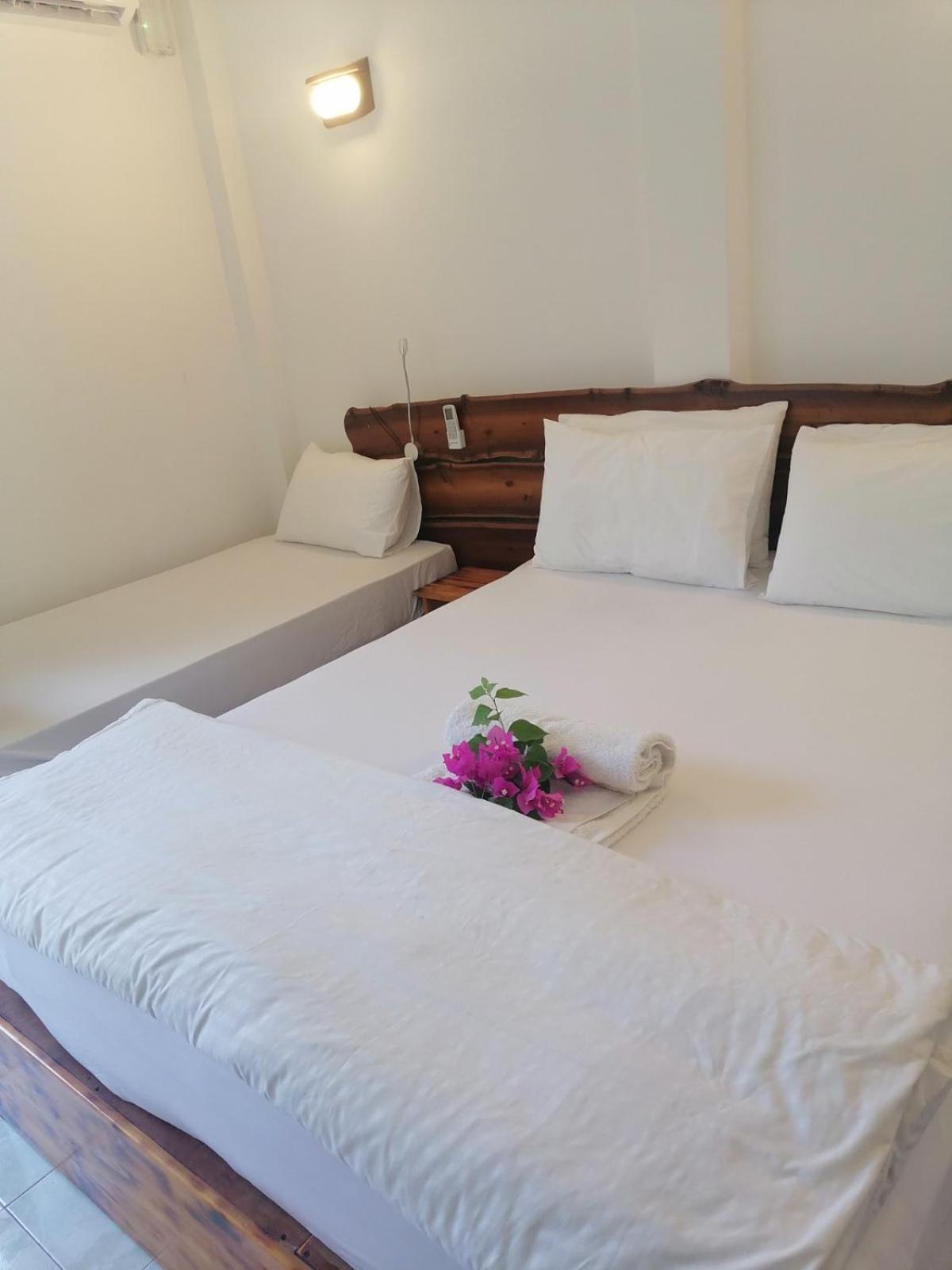 Sun & Surf Hotel Thulusdhoo Exterior photo